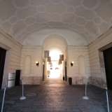 Accedendo nell�androne, la scena viene rubata da quattro possenti sculture...